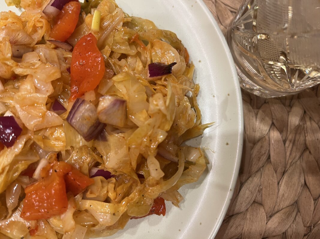 зимна салата с кисело зеле и печени чушки