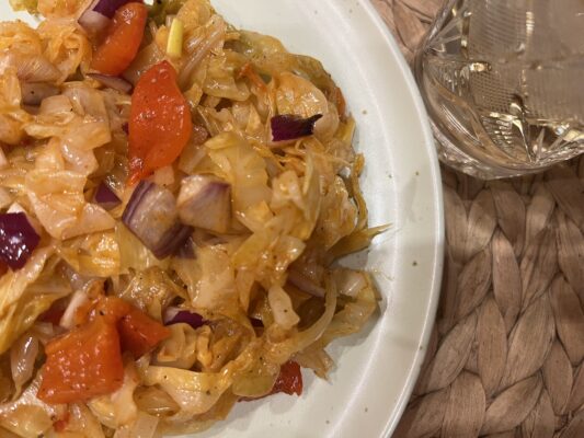 зимна салата с кисело зеле и печени чушки